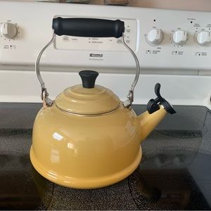 Le Creuset Quince (Yellow) Whistling Tea Kettle 1.7 qt